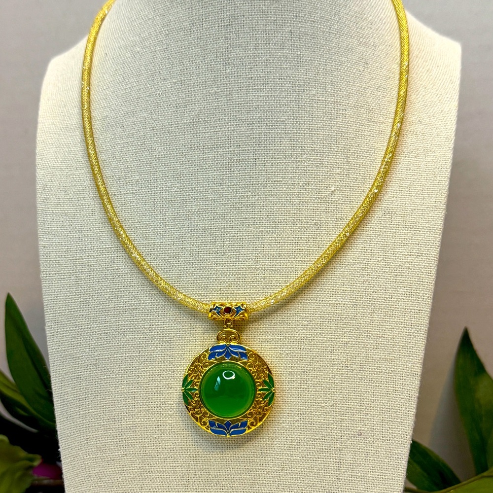SJ Pearl Elegant Gold-Tone and Agate Pendant Necklace - Handcrafted